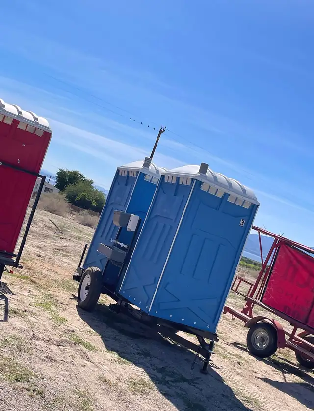 Towable porta potty trailer with blue units